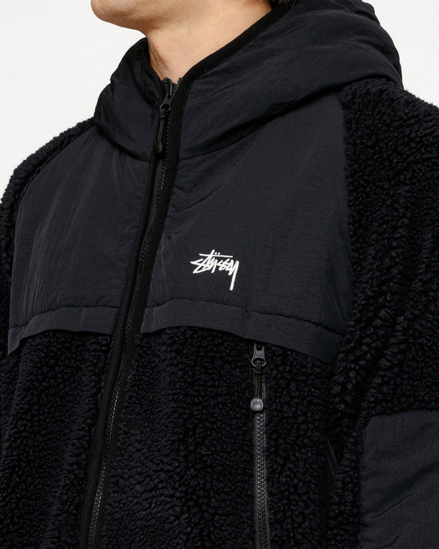 VESTE À CAPUCHE SHERPA ET EMPIÈCEMENTS