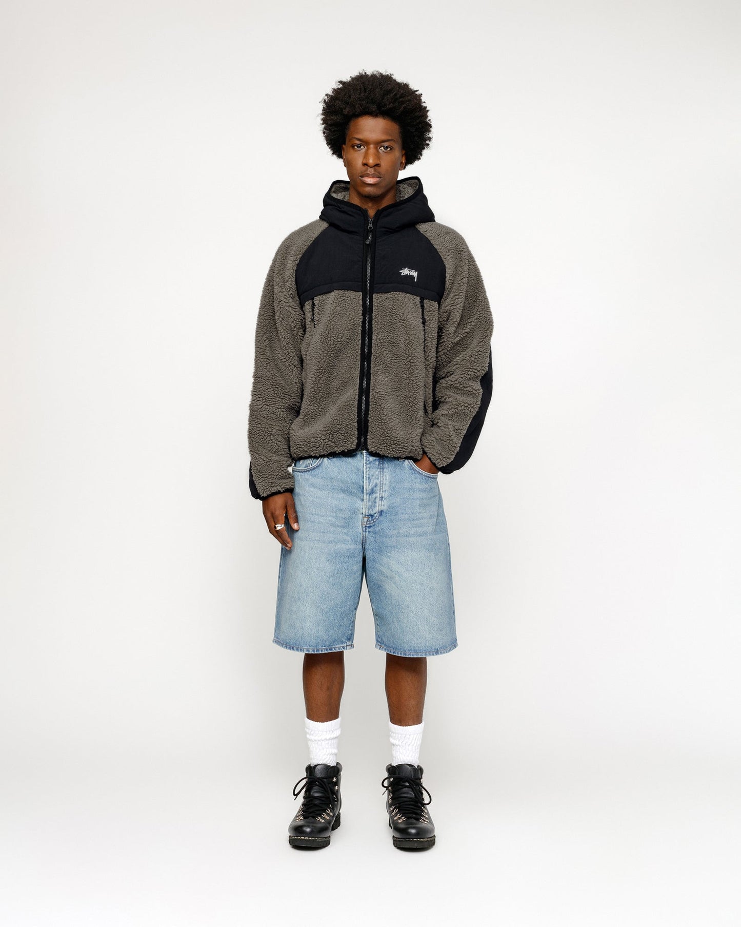VESTE À CAPUCHE SHERPA ET EMPIÈCEMENTS