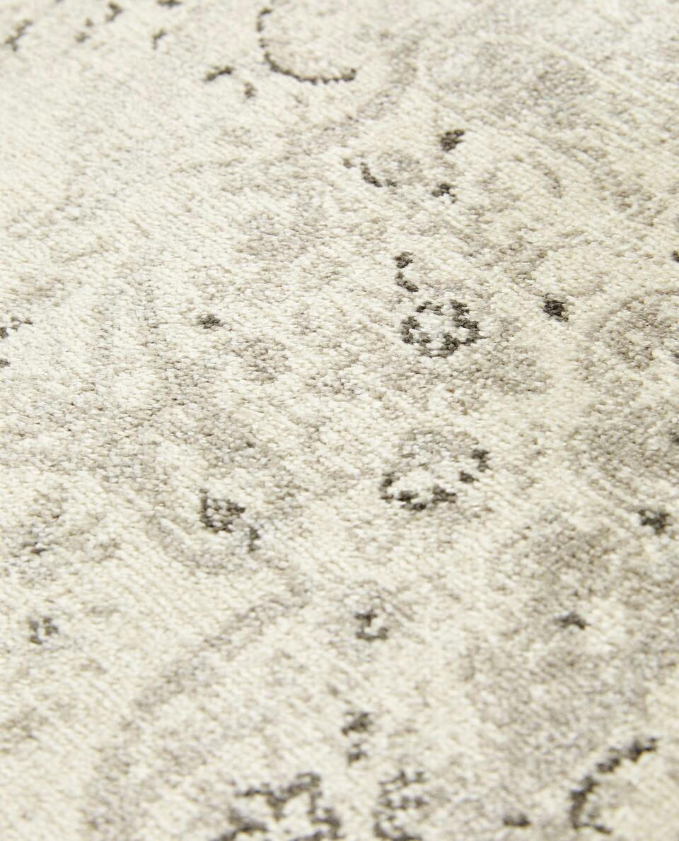 VINTAGE-EFFECT RUG